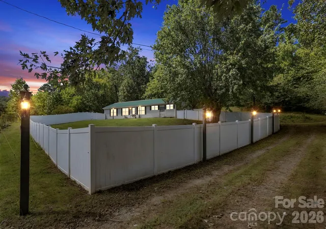Photo 2 of Single family home for sale at 20 Warren Crk Rd, Candler, NC 28715 | MLS# 4428308 | Listing updated on 2026-10-01