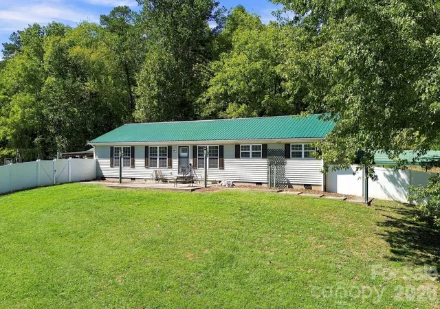Photo 3 of Single family home for sale at 20 Warren Crk Rd, Candler, NC 28715 | MLS# 4428308 | Listing updated on 2026-10-01