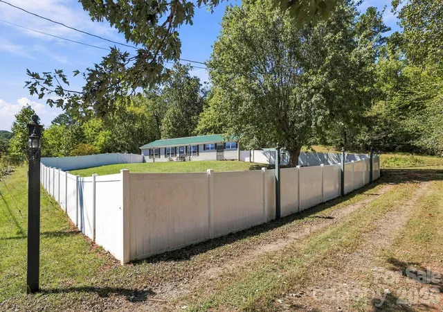Photo 3 of Single family home for sale at 20 Warren Crk Rd, Candler, NC 28715 | MLS# 4428308 | Listing updated on 2026-10-01