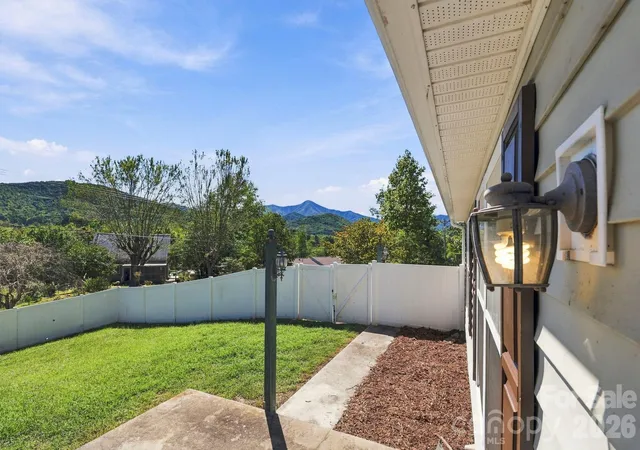 Photo 4 of Single family home for sale at 20 Warren Crk Rd, Candler, NC 28715 | MLS# 4428308 | Listing updated on 2026-10-01