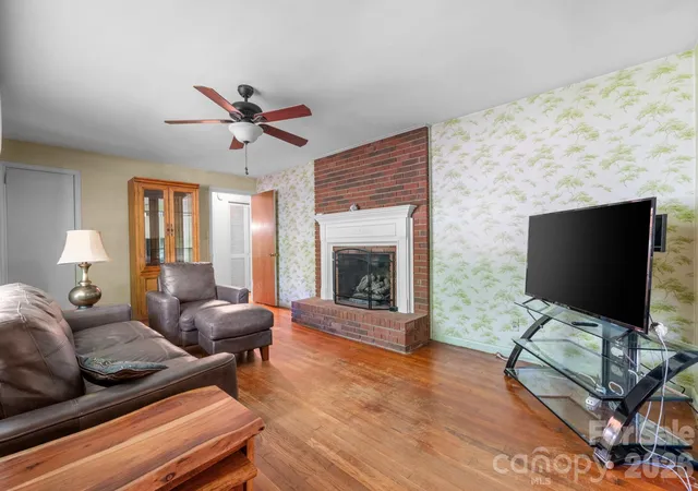 Photo 3 of Single family home for sale at 1416 36th Avenue Ne, Hickory, NC 28601 | MLS# 4428325 | Listing updated on 2026-10-02