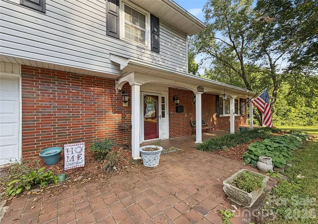 Photo 4 of Single family home for sale at 731 Club Dr, Statesville, NC 28677 | MLS# 4428330 | Listing updated on 2026-10-08