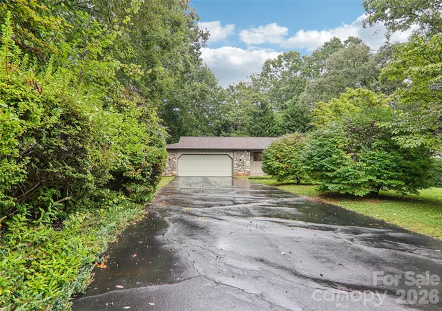 Photo 3 of Single family home for sale at 126 Brandon Rd, Hendersonville, NC 28739 | MLS# 4428341 | Listing updated on 2026-09-26