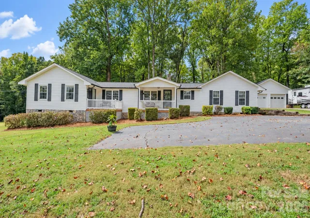 Photo 1 of Single family home for sale at 370 Shiloh Rd, Statesville, NC 28677 | MLS# 4428411 | Listing updated on 2026-09-25