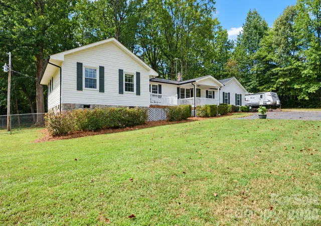Photo 3 of Single family home for sale at 370 Shiloh Rd, Statesville, NC 28677 | MLS# 4428411 | Listing updated on 2026-09-25