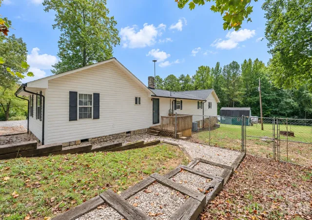 Photo 4 of Single family home for sale at 370 Shiloh Rd, Statesville, NC 28677 | MLS# 4428411 | Listing updated on 2026-09-25