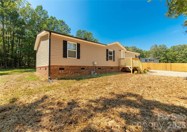 Photo 3 of Single family home for sale at 2009 Sugar Hl Rd, York, SC 29745 | MLS# 4428416 | Listing updated on 2026-10-03