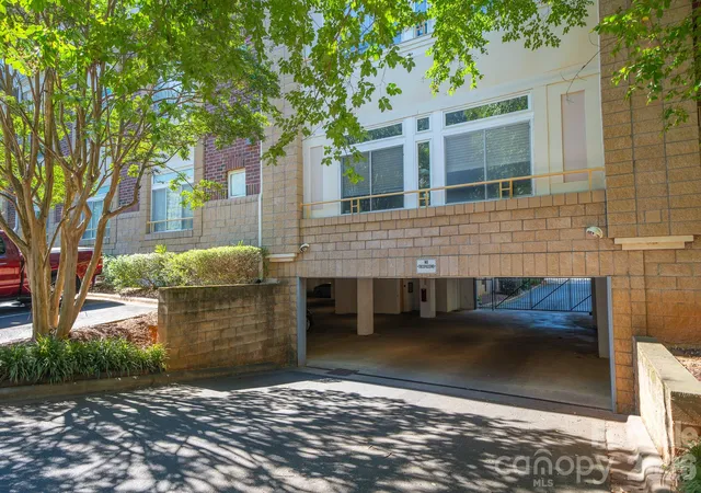 Photo 4 of Condo for sale at 404 N Laurel Ave, Charlotte, NC 28204 | MLS# 4428437 | Listing updated on 2026-09-29