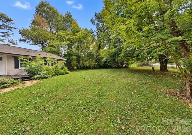 Photo 4 of Single family home for sale at 126 Stradley Mountain Rd, Asheville, NC 28806 | MLS# 4428453 | Listing updated on 2026-09-28