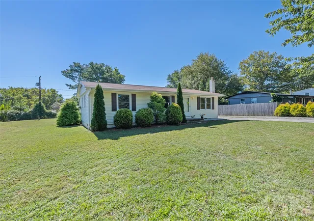 Photo 3 of Single family home for sale at 1188 Eastbrook Dr, Hendersonville, NC 28792 | MLS# 4428470 | Listing updated on 2026-10-07