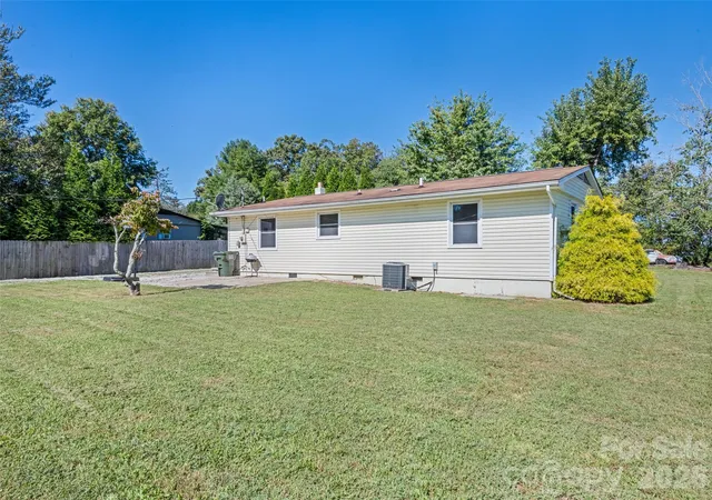 Photo 3 of Single family home for sale at 1188 Eastbrook Dr, Hendersonville, NC 28792 | MLS# 4428470 | Listing updated on 2026-10-07