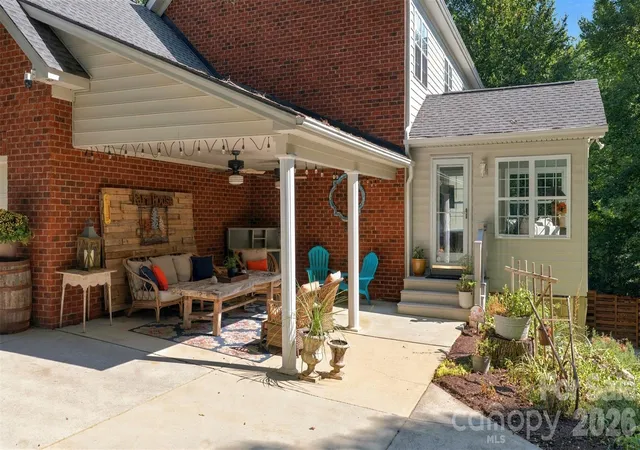 Photo 3 of Single family home for sale at 232 Pebble Stone Ln, Matthews, NC 28104 | MLS# 4428482 | Listing updated on 2026-09-30