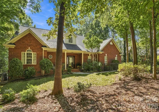 Photo 3 of Single family home for sale at 232 Pebble Stone Ln, Matthews, NC 28104 | MLS# 4428482 | Listing updated on 2026-09-30