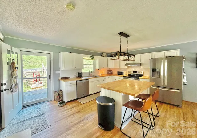 Photo 2 of Single family home for sale at 390 Hickory Hl Dr, Spruce Pine, NC 28777 | MLS# 4428483 | Listing updated on 2026-10-05