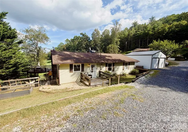 Photo 3 of Single family home for sale at 390 Hickory Hl Dr, Spruce Pine, NC 28777 | MLS# 4428483 | Listing updated on 2026-10-05