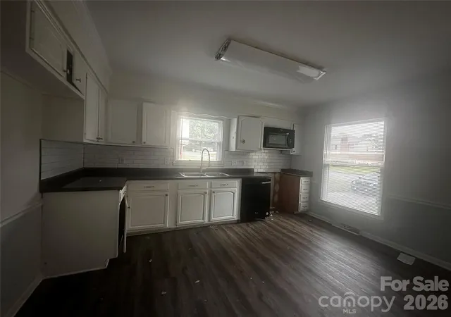 Photo 4 of Single family home for sale at 3105 Woodview Dr, High Point, NC 27265 | MLS# 4428508 | Listing updated on 2026-09-30