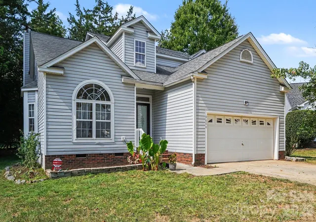 Photo 2 of Single family home for sale at 9600 Veronica Dr, Charlotte, NC 28215 | MLS# 4428554 | Listing updated on 2026-10-05