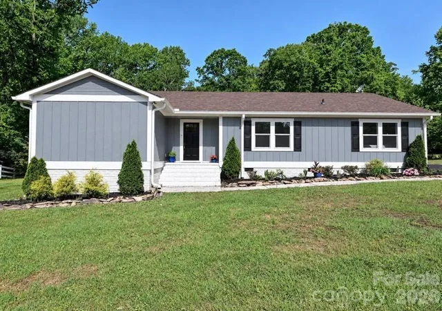 Photo 1 of Single family home for sale at 9565 Man O War Rd, Fort Mill, SC 29707 | MLS# 4428560 | Listing updated on 2026-09-26