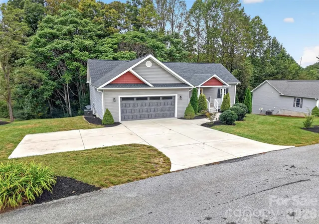 Photo 2 of Single family home for sale at 308 Beck Crk Cir, Flat Rock, NC 28731 | MLS# 4428562 | Listing updated on 2026-09-26
