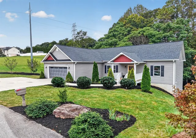 Photo 3 of Single family home for sale at 308 Beck Crk Cir, Flat Rock, NC 28731 | MLS# 4428562 | Listing updated on 2026-09-26
