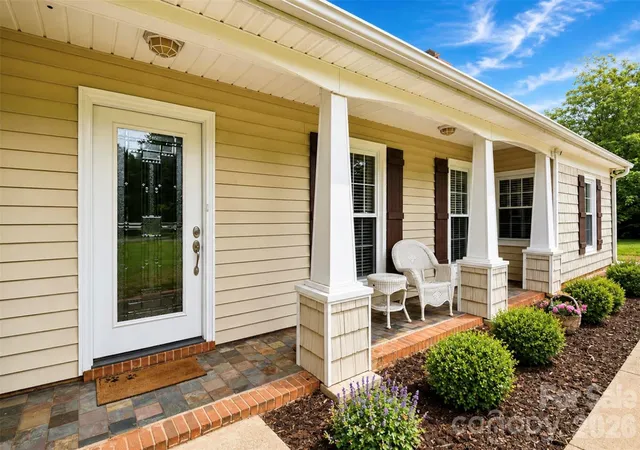Photo 2 of Single family home for sale at 7904 Saddleview Ct, Charlotte, NC 28215 | MLS# 4428567 | Listing updated on 2026-09-27