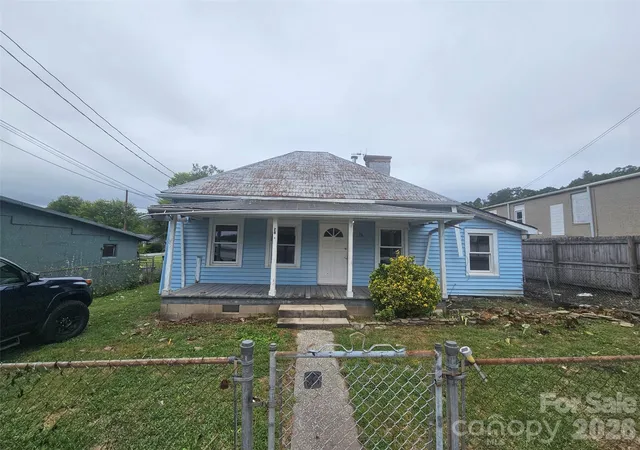 Photo 1 of Single family home for sale at 28 Chestnut St, Rosman, NC 28772 | MLS# 4428585 | Listing updated on 2026-09-26