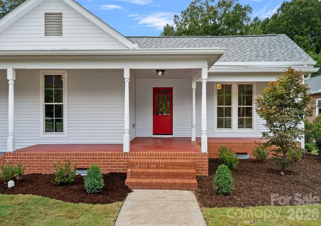 Photo 2 of Single family home for sale at 705 N Main St, Davidson, NC 28036 | MLS# 4428587 | Listing updated on 2026-09-28