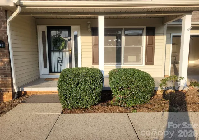 Photo 3 of Single family home for sale at 3842 Serenity Dr, Hickory, NC 28602 | MLS# 4428589 | Listing updated on 2026-10-07