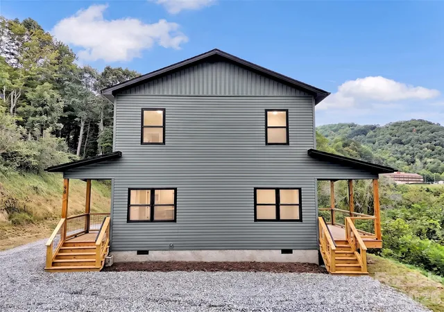 Photo 2 of Single family home for sale at 98 Mcelroy St, Waynesville, NC 28786 | MLS# 4428599 | Listing updated on 2026-09-29