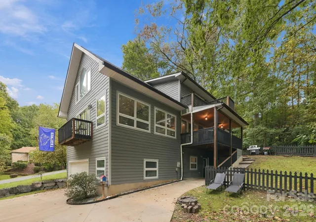Photo 2 of Single family home for sale at 176 Sweetwater Hills Dr, Hendersonville, NC 28791 | MLS# 4428604 | Listing updated on 2026-09-26