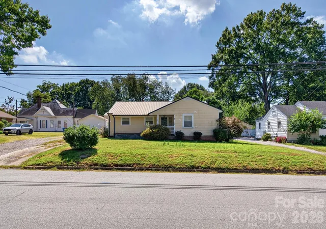 Photo 1 of Single family home for sale at 633 Oak St, Mooresville, NC 28115 | MLS# 4428617 | Listing updated on 2026-10-05