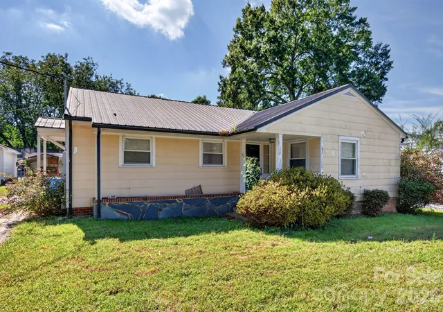 Photo 2 of Single family home for sale at 633 Oak St, Mooresville, NC 28115 | MLS# 4428617 | Listing updated on 2026-10-05