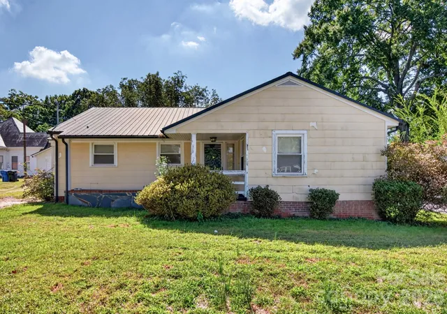 Photo 3 of Single family home for sale at 633 Oak St, Mooresville, NC 28115 | MLS# 4428617 | Listing updated on 2026-10-05