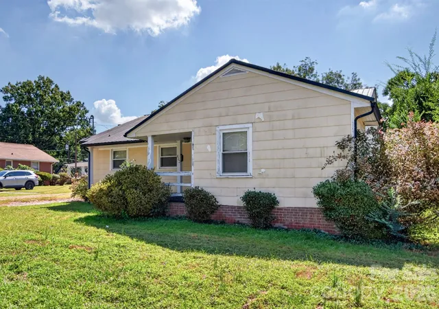 Photo 4 of Single family home for sale at 633 Oak St, Mooresville, NC 28115 | MLS# 4428617 | Listing updated on 2026-10-05