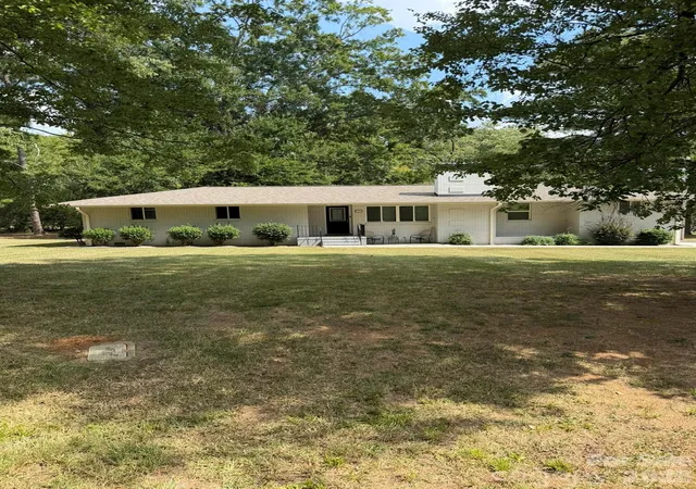 Photo 1 of Sale Pending at 1405 Lakeview Dr, Pineville, NC 28134 | MLS# 4428621 | Listing updated on 2026-09-30