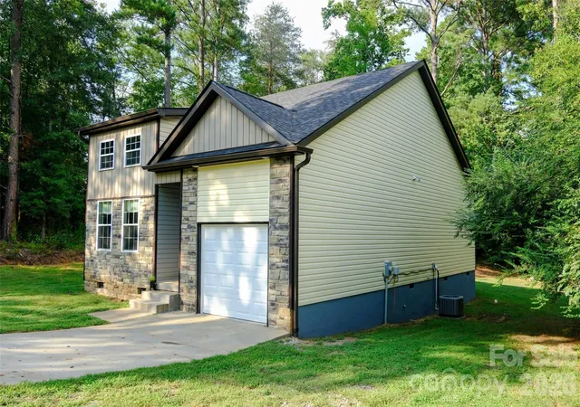 Photo 2 of Single family home for sale at 524 Asbury Dr, Landrum, SC 29356 | MLS# 4428631 | Listing updated on 2026-09-26