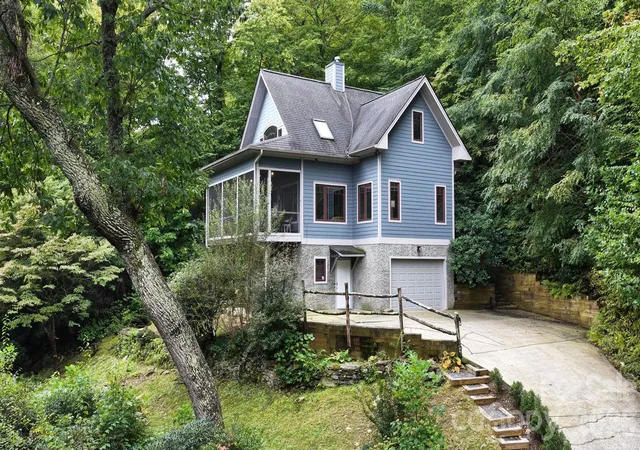Photo 2 of Single family home for sale at 18 Wood Hvn Ln, Black Mountain, NC 28711 | MLS# 4428632 | Listing updated on 2026-09-28