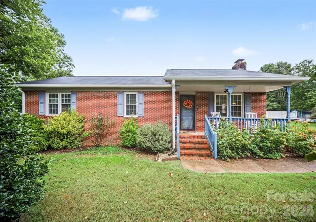 Photo 3 of Single family home for sale at 205 Wrentree Ln, Gastonia, NC 28056 | MLS# 4428687 | Listing updated on 2026-10-09
