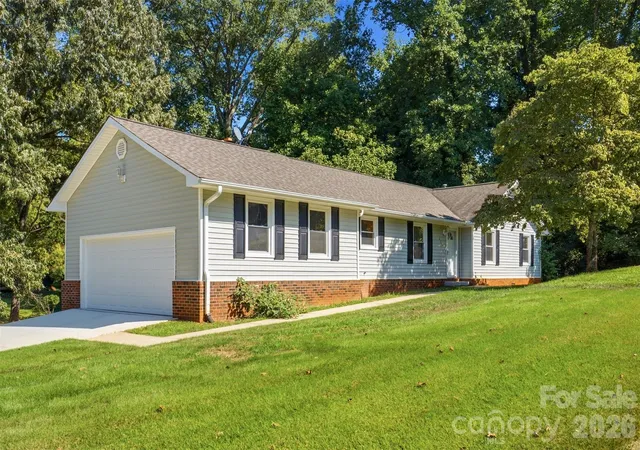 Photo 1 of Single family home for sale at 424 Holland Dr, Statesville, NC 28677 | MLS# 4428690 | Listing updated on 2026-09-28