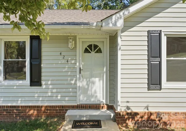 Photo 2 of Single family home for sale at 424 Holland Dr, Statesville, NC 28677 | MLS# 4428690 | Listing updated on 2026-09-28