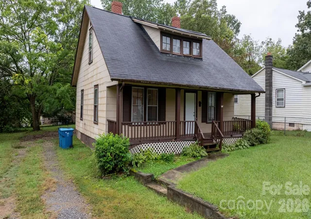 Photo 3 of Single family home for sale at 1847 2nd Avenue SW, Hickory, NC 28602 | MLS# 4428691 | Listing updated on 2026-09-29