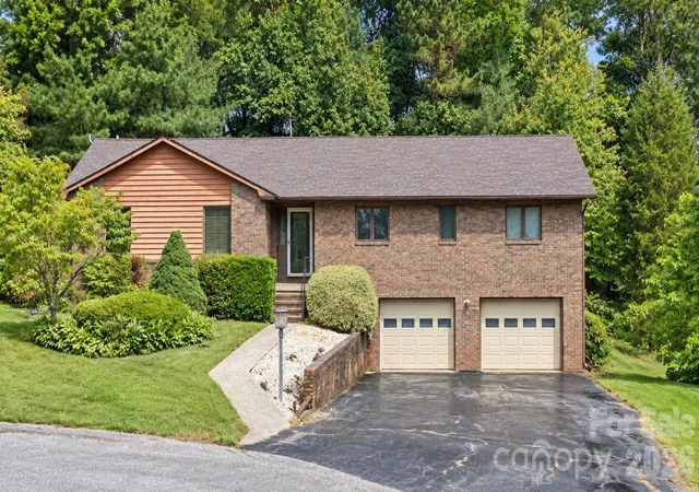 Photo 1 of Single family home for sale at 6 Daniel Dr, Fletcher, NC 28732 | MLS# 4428702 | Listing updated on 2026-10-01