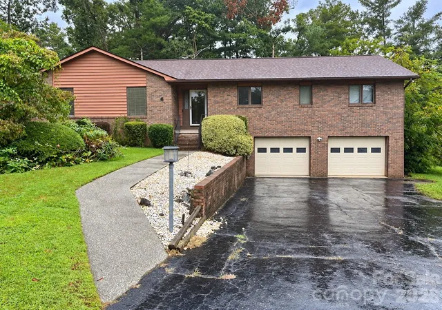 Photo 2 of Single family home for sale at 6 Daniel Dr, Fletcher, NC 28732 | MLS# 4428702 | Listing updated on 2026-10-01