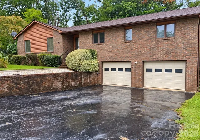 Photo 3 of Single family home for sale at 6 Daniel Dr, Fletcher, NC 28732 | MLS# 4428702 | Listing updated on 2026-10-01