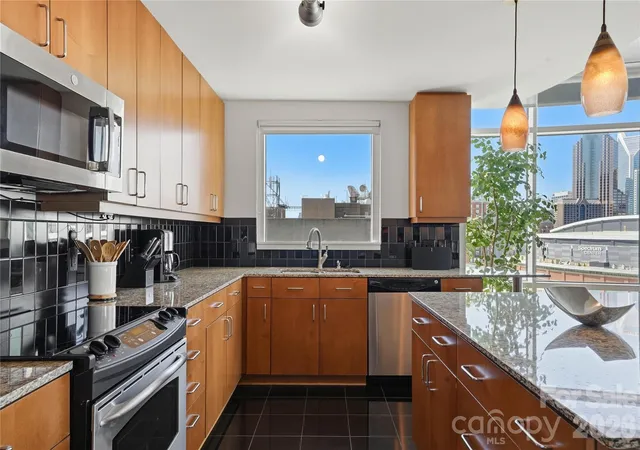Photo 4 of Condo for sale at 505 E 6th Street #1201, Charlotte, NC 28202 | MLS# 4428730 | Listing updated on 2026-10-03