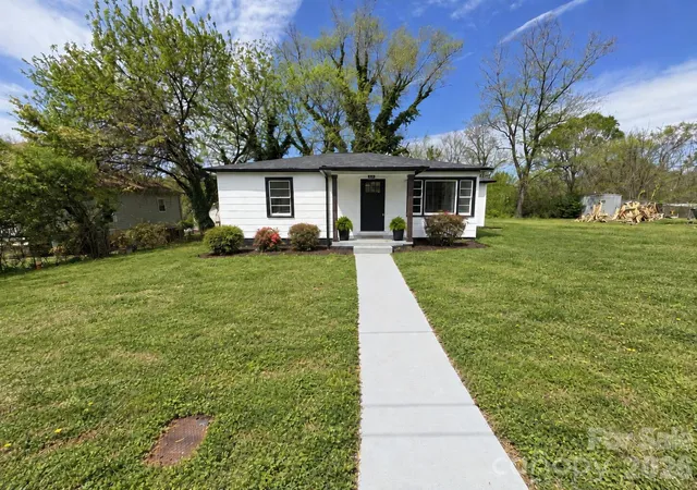 Photo 1 of Single family home for sale at 142 S Ervin Ave, Newton, NC 28658 | MLS# 4428739 | Listing updated on 2026-10-07