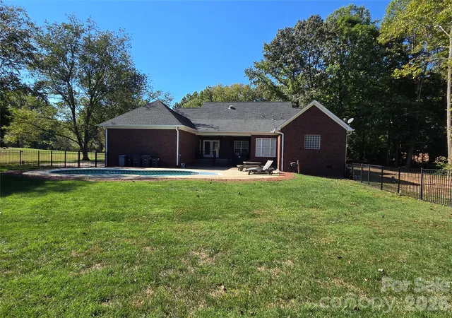 Photo 2 of Single family home for sale at 3008 Scottsdale Ln, Matthews, NC 28104 | MLS# 4428811 | Listing updated on 2026-10-17