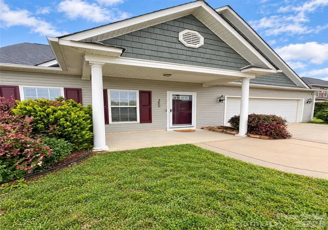 Photo 3 of Single family home for sale at 3600 Crosswinds Dr, Hope Mills, NC 28348 | MLS# 4428819 | Listing updated on 2026-09-26