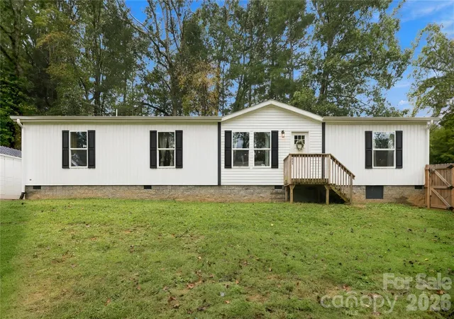 Photo 2 of Single family home for sale at 371 Piney Ridge Dr, Hendersonville, NC 28791 | MLS# 4428835 | Listing updated on 2026-09-27