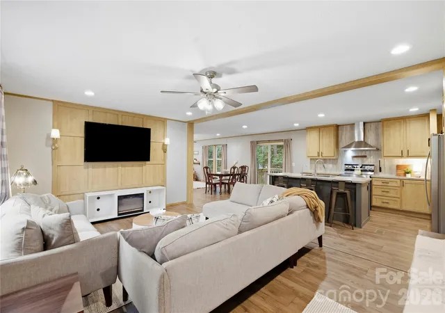 Photo 3 of Single family home for sale at 371 Piney Ridge Dr, Hendersonville, NC 28791 | MLS# 4428835 | Listing updated on 2026-09-27